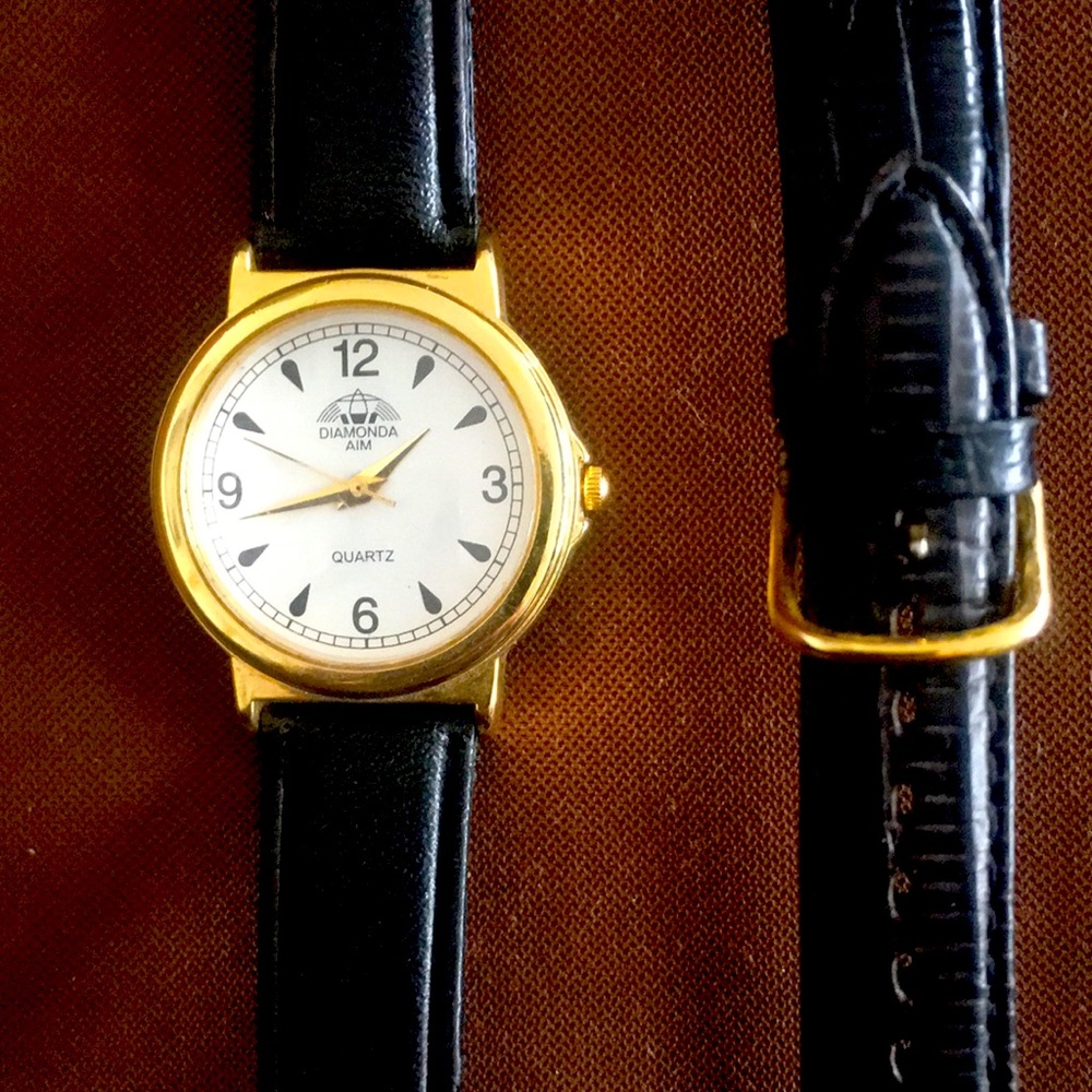 MENS DIAMONDA AIM QUARTZ WATCH. GOLD COLOUR CASING COMES WITH EXTRA STRAP